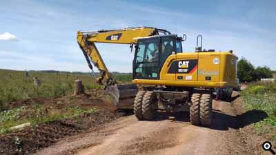 Überschüssiges Material wird mit einem Bagger verteilt, wenn es nicht ortsfremdes Material ist.