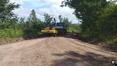 Zur Befestigung des Weges wird der Weg mit einer Walze angewalzt.
